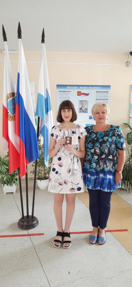Выпускницы Лицея № 47 награждены Почетным знаком Губернатора Саратовской области «За отличие в учебе».